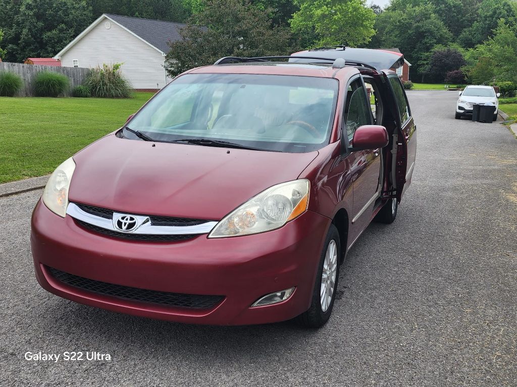 2010 Toyota Sienna Limited's photo